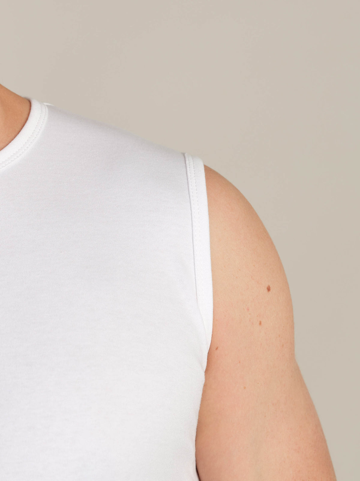 Bodysuit med glidelås bak og korte ben (2030)