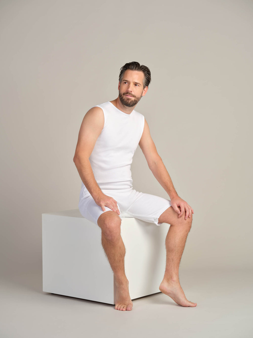 Bodysuit med glidelås i rygg/skritt og korte ben (2050)