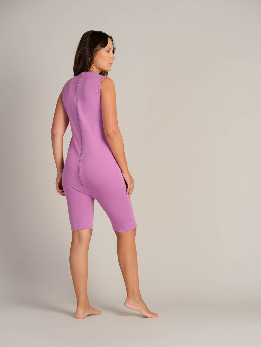Bodysuit med glidelås bak og korte ben (2030)