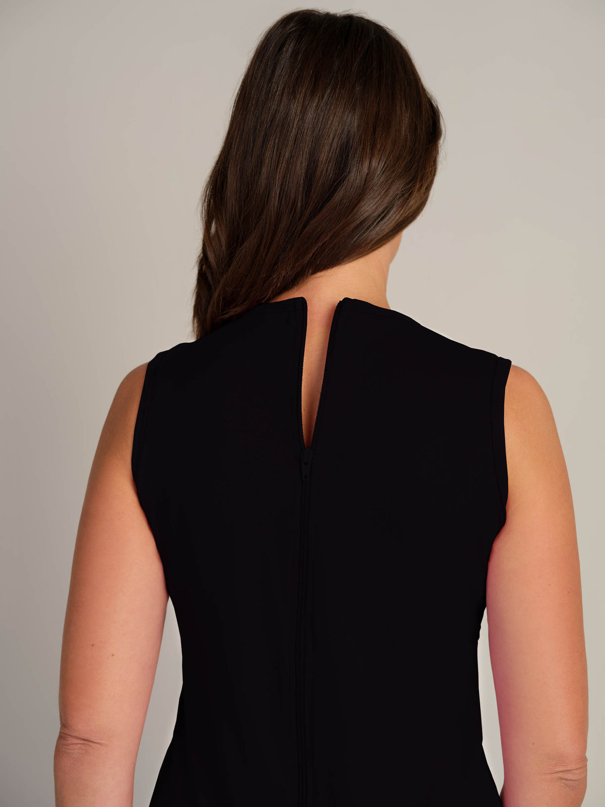 Bodysuit med glidelås bak og korte ben (2030)