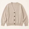 AI-generert testbilde: beige Luna Easy Cardigan med V-hals og brune knapper på lys bakgrunn.